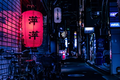 日本灯笼在城市自行车在夜间
